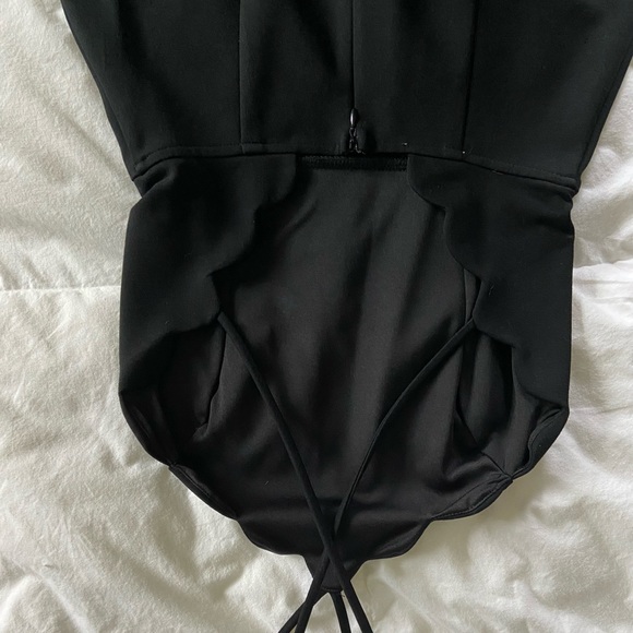 Lush scalloped hem open back little black dress - Picture 4 of 5